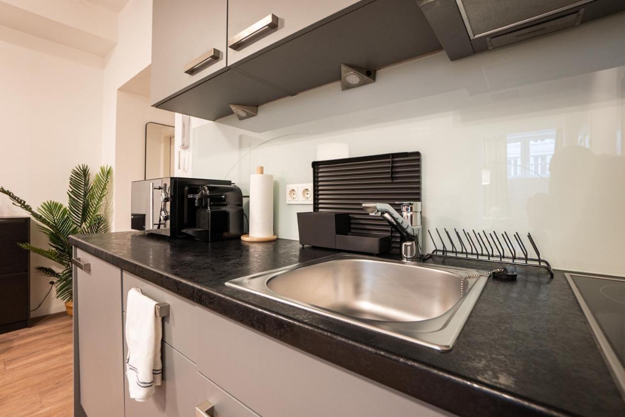 Stylish Apartment With Dedicated Working Space And Super King-Size Bed Located Between City Centre And Donau River Vienna Luaran gambar